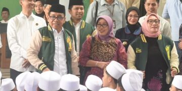 Mbak Wali Dampingi Menko PMK dan Menteri PPPA Tinjau PKG di Pondok Pesantren