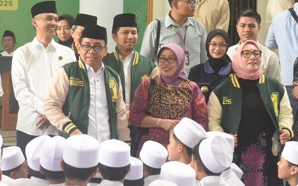 Mbak Wali Dampingi Menko PMK dan Menteri PPPA Tinjau PKG di Pondok Pesantren