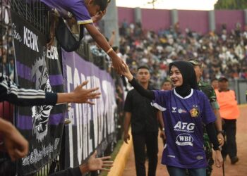 Mbak Wali Dukung Langsung Persik, Nonton Bersama Ribuan Suporter di Stadion Brawijaya