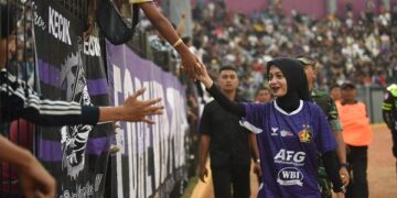 Mbak Wali Dukung Langsung Persik, Nonton Bersama Ribuan Suporter di Stadion Brawijaya