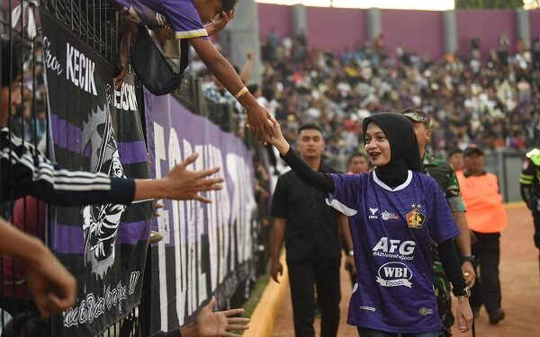 Mbak Wali Dukung Langsung Persik, Nonton Bersama Ribuan Suporter di Stadion Brawijaya