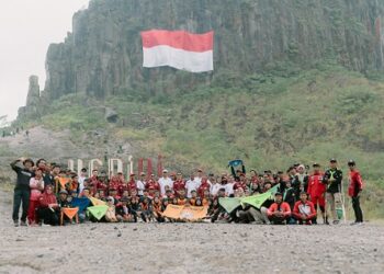 Peringati HUT RI ke 80, Bendera Merah Putih Raksasa Berkibar di Gunung Kelud