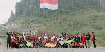 Peringati HUT RI ke 80, Bendera Merah Putih Raksasa Berkibar di Gunung Kelud