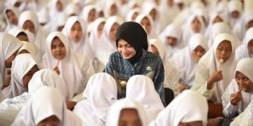 Mbak Wali Dorong Gaya Hidup Sehat Santri melalui Aksi Bergizi di Ponpes Al Amien Ngasinan Kediri
