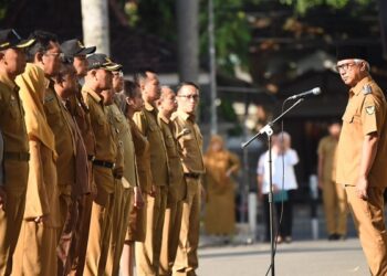 Pimpin Apel Pagi, Gus Qowim Tekankan Disiplin, Literasi, dan Keramahan Pelayanan Masyarakat