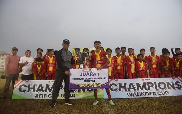 SMPN 2 Kediri Juara Walikota Cup, Gus Qowim Apresiasi Semangat Sportivitas Pelajar