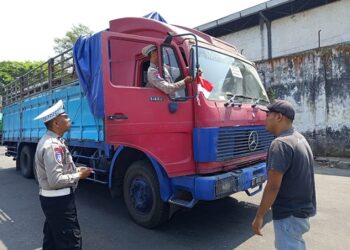 Satlantas Polres Kediri Kota Pasang dan Bagikan Bendera Merah Putih, Perkuat Semangat Cinta Tanah Air