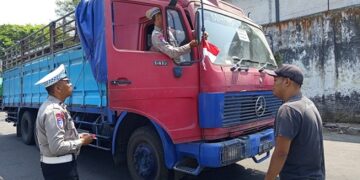 Satlantas Polres Kediri Kota Pasang dan Bagikan Bendera Merah Putih, Perkuat Semangat Cinta Tanah Air