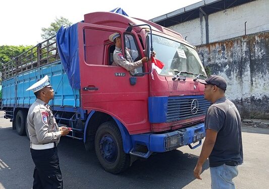 Satlantas Polres Kediri Kota Pasang dan Bagikan Bendera Merah Putih, Perkuat Semangat Cinta Tanah Air