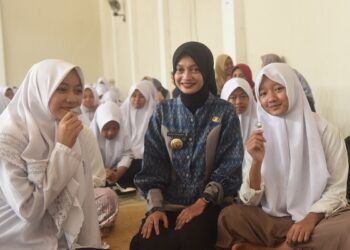 Mbak Wali Dorong Gaya Hidup Sehat Santri melalui Aksi Bergizi di Ponpes Al Amien Ngasinan Kediri