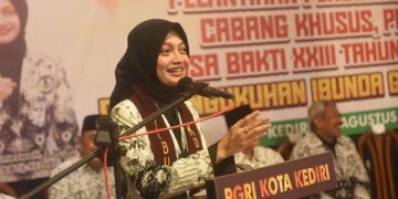 Mbak Wali Kediri Resmi Jadi Ibunda Guru Kota Kediri, Ajak PGRI Kolaborasi Majukan Pendidikan