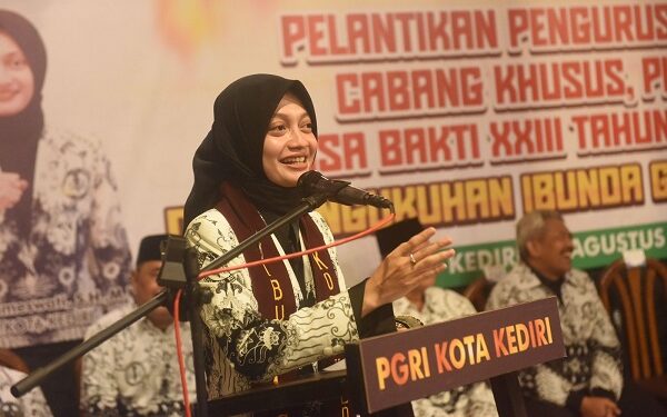 Mbak Wali Kediri Resmi Jadi Ibunda Guru Kota Kediri, Ajak PGRI Kolaborasi Majukan Pendidikan