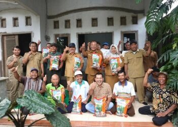 Respon Cepat Ringankan Beban Petani, Mas Dhito Salurkan Ribuan Kilogram Benih Jagung dan Padi