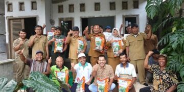Respon Cepat Ringankan Beban Petani, Mas Dhito Salurkan Ribuan Kilogram Benih Jagung dan Padi