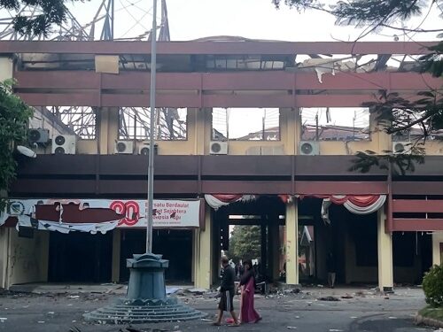 Pasca Kerusuhan : Gedung Pemkab dan DPRD Kediri Hangus, Polsek Ngasem Porak Poranda