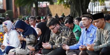 Gelar Doa Bersama di Depan Pemkab Kediri, Mas Dhito: Jangan Berlarut dalam Kesedihan