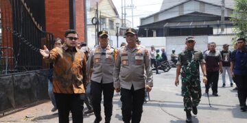 Kapolda Jatim Tinjau Titik Kerusakan di Kediri Raya, Himbau Masyarakat Turut Jaga Kamtibmas