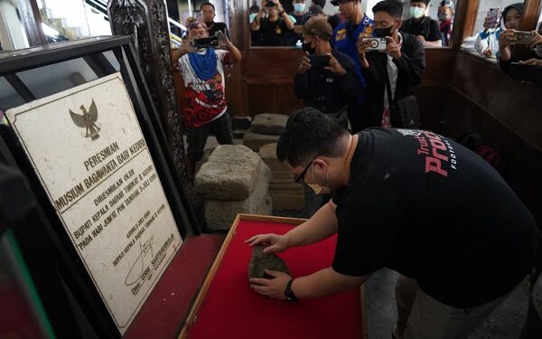 Mas Dhito Kembali Masukkan Fragmen Kepala Ganesha yang Hilang ke Museum
