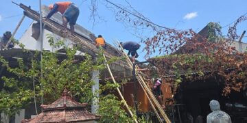 BPBD Kediri Bergerak Cepat Bantu Korban Angin Kencang di Besowo