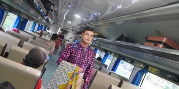 Fashion Show Batik di Kereta dan Stasiun, KAI Daop 7 Madiun Rayakan Hari Batik Nasional