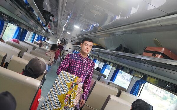 Fashion Show Batik di Kereta dan Stasiun, KAI Daop 7 Madiun Rayakan Hari Batik Nasional