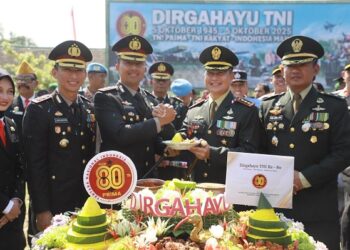 Momen Hangat HUT ke-80 TNI, Polres Kediri Hadir Beri Kejutan dan Doa Terbaik