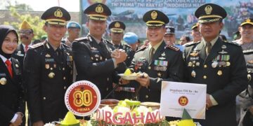 Momen Hangat HUT ke-80 TNI, Polres Kediri Hadir Beri Kejutan dan Doa Terbaik