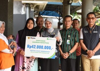 Mbak Wali Serahkan Santunan Jaminan Kematian BPJS Ketenagakerjaan Pada Ahli Waris Ketua RT dan Pekerja Rentan