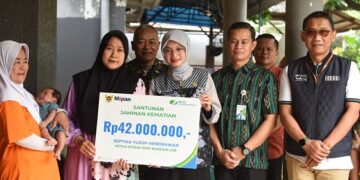 Mbak Wali Serahkan Santunan Jaminan Kematian BPJS Ketenagakerjaan Pada Ahli Waris Ketua RT dan Pekerja Rentan