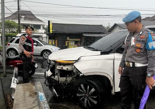Kecelakaan Beruntun Libatkan Mobil dan 5 Sepeda Motor di Pare, Lima Orang Alami Luka-Luka