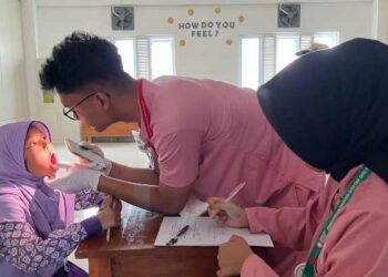 FKG UB – IIK Bhakti Wiyata Edukasi-Deteksi Dini Kesehatan Gigi Santri Ponpes Wali Barokah