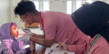 FKG UB – IIK Bhakti Wiyata Edukasi-Deteksi Dini Kesehatan Gigi Santri Ponpes Wali Barokah
