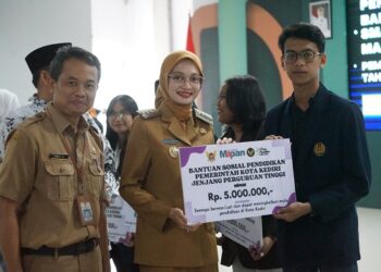 Mbak Wali Serahkan Bantuan Pendidikan, Pastikan Tak Ada Anak Kota Kediri Tertinggal