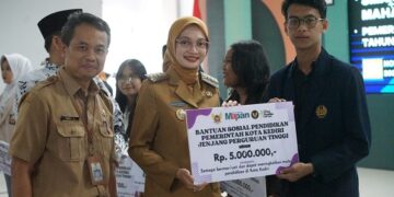 Mbak Wali Serahkan Bantuan Pendidikan, Pastikan Tak Ada Anak Kota Kediri Tertinggal
