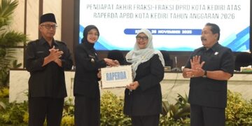 Raperda APBD Tahun Anggaran 2026 Disetujui menjadi Perda, Mbak Wali Tekankan Penguatan Layanan Dasar untuk Warga Kediri