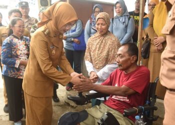 Kunjungi Rumah Warga Disabilitas, Mbak Wali Serahkan Bantuan dan Beri Semangat