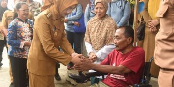 Kunjungi Rumah Warga Disabilitas, Mbak Wali Serahkan Bantuan dan Beri Semangat