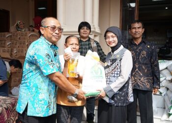 Mbak Wali Salurkan Bantuan Pangan Beras dan Minyak Goreng untuk Masyarakat Pra Sejahtera