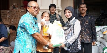 Mbak Wali Salurkan Bantuan Pangan Beras dan Minyak Goreng untuk Masyarakat Pra Sejahtera