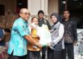 Mbak Wali Salurkan Bantuan Pangan Beras dan Minyak Goreng untuk Masyarakat Pra Sejahtera