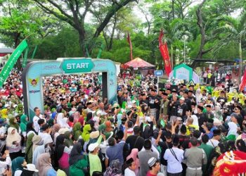 Jalan Sehat Santri Sarungan : Gus Qowim Ajak Santri Wujudkan Kota Kediri MAPAN