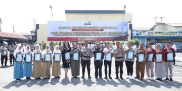 Kapolres Kediri Beri Penghargaan  Masyarakat dan Personel Berprestasi