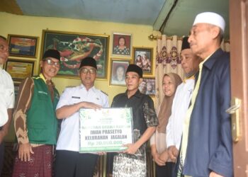 Peduli Rumah Warga Rusak , Wakil Wali Kota Kediri Serahkan Bantuan Bedah Rumah