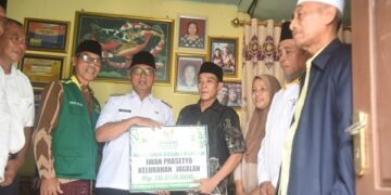 Peduli Rumah Warga Rusak , Wakil Wali Kota Kediri Serahkan Bantuan Bedah Rumah