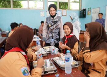 Pastikan Anak Sekolah Nikmati Makanan Sehat dan Bergizi, Mbak Wali Meninjau MBG di SMPN 8 Kediri