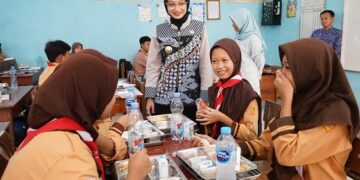 Pastikan Anak Sekolah Nikmati Makanan Sehat dan Bergizi, Mbak Wali Meninjau MBG di SMPN 8 Kediri