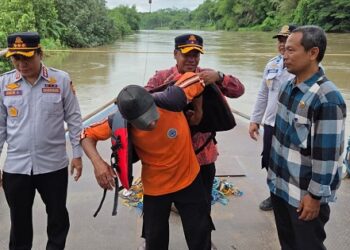 Dishub Kota Kediri Bagikan Jaket Pelampung, Titipkan Pesan Keselamatan Kepada Operator Tambangan