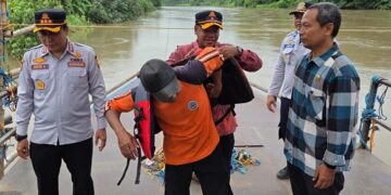Dishub Kota Kediri Bagikan Jaket Pelampung, Titipkan Pesan Keselamatan Kepada Operator Tambangan