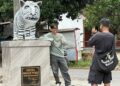 Warga Balongjeruk Sepakat Pertahankan Patung Macan Putih sebagai Ikon Desa