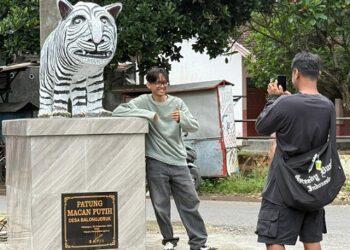 Warga Balongjeruk Sepakat Pertahankan Patung Macan Putih sebagai Ikon Desa